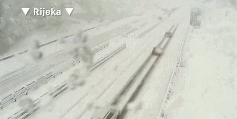 SNJEŽNA OLUJA OKOVALA AUTOCESTE: Na A6 više nesreća, a s A1 izletio BMW