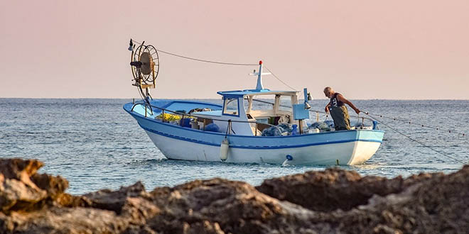 Spasili brodolomce s ribarice 'Baba Mare': 'Dok smo stigli do njih, brod im je već potonuo'