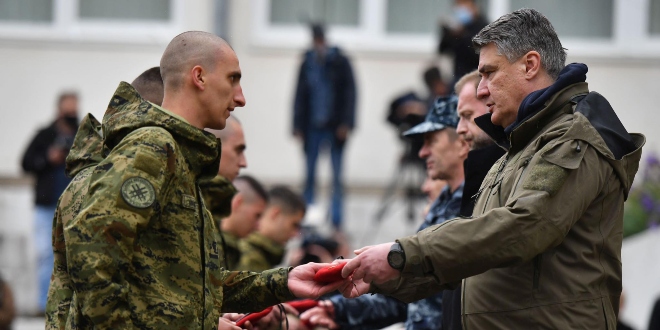 MILANOVIĆ U KNINU: Hrvatska vojska je jedan od stupova civilne, demokratske, građanske države