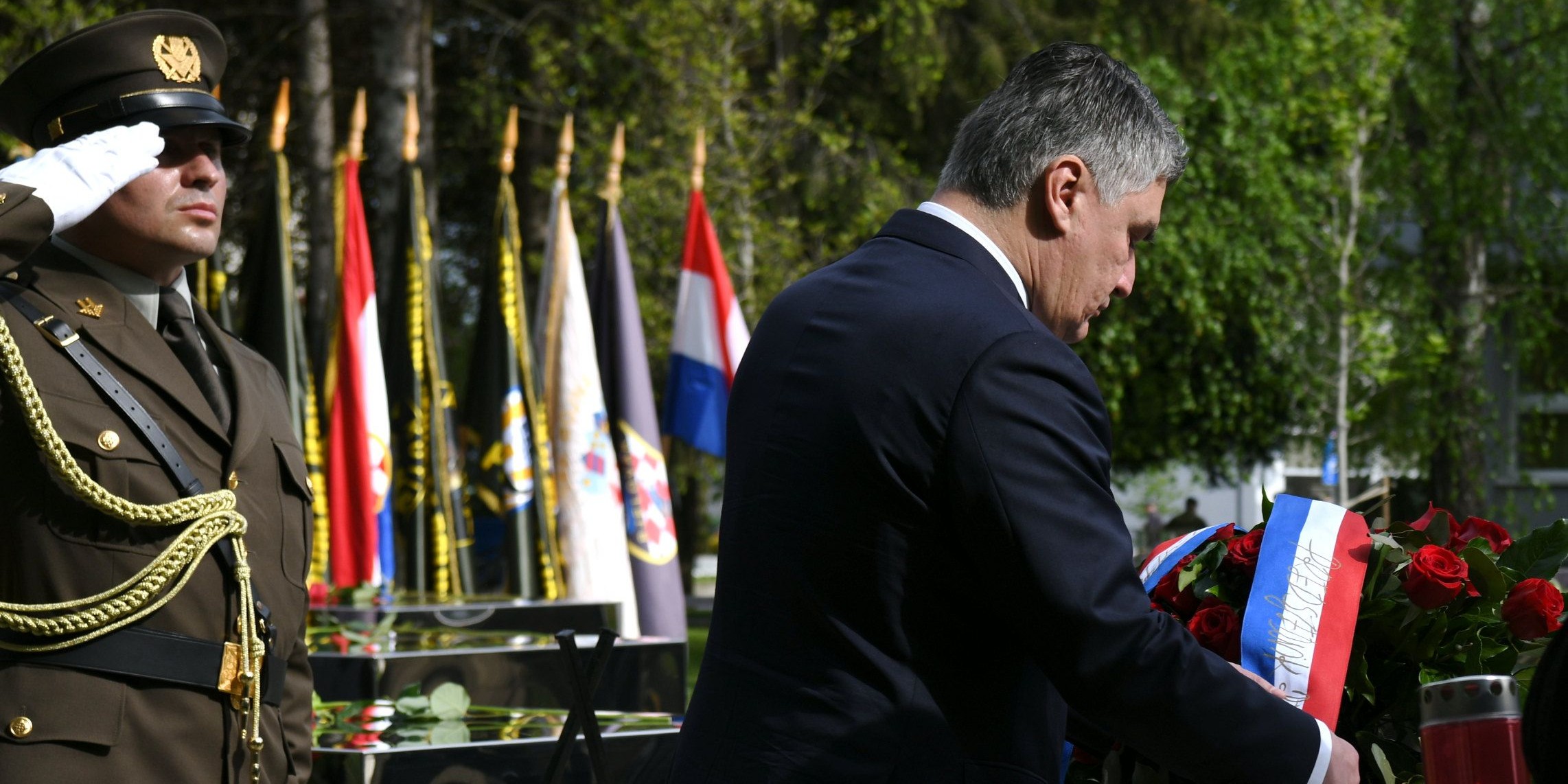 MILANOVIĆ SE ZABAVLJA: Premijera i ministre pozdravio s 'Di ste partizani?'