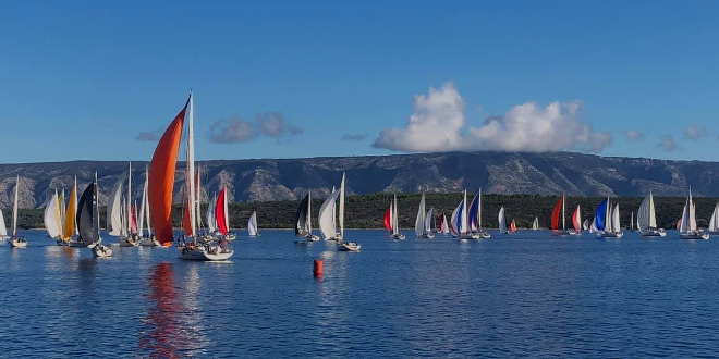 PAIŠKA REGATA Jedrilice kreću sa Sustipana prema Starom Gradu