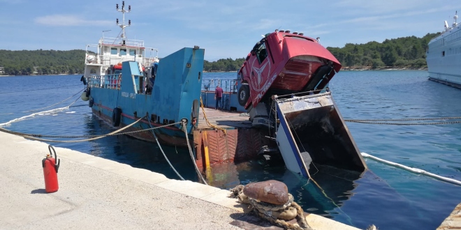 NEZGODA NA HVARU Popucali konopi na trajektu, prikolica puna asfalta završila u moru 