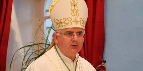 Uzinić o klečavcima: Treba im pomoći razumjeti da kršćani ne mole na taj način 