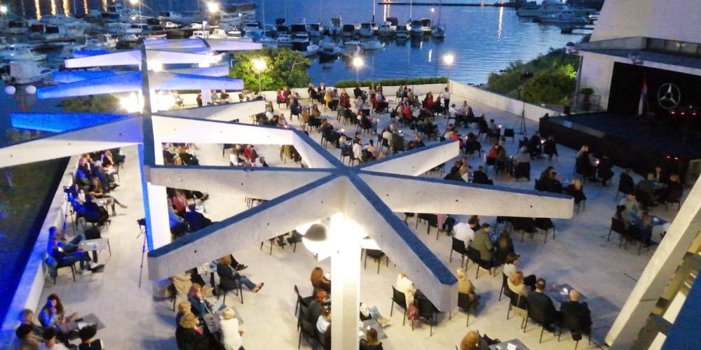 SVEČANO PORINUT TEATAR UZ MORE 'Vla Vla Vlajland' još jednom oduševio prepuno gledalište