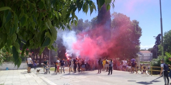 FOTO I VIDEO Splitski maturanti slave kraj škole, gore baklje u Teslinoj