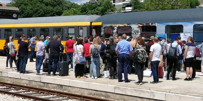 STRANI NOVINARI OKUPIRALI ŽELJEZNIČKI KOLODVOR: U Split stigao prvi vlak s češkim, slovačkim i mađarskim turistima