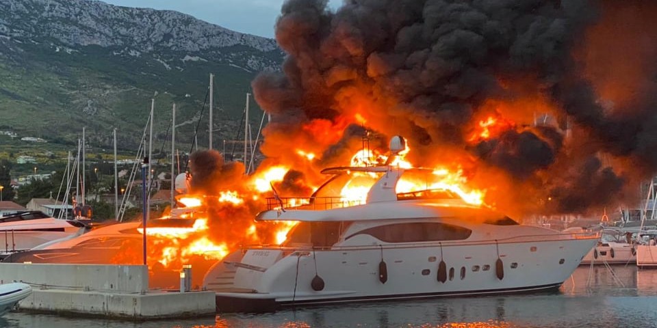 FOTO/VIDEO: DVA POŽARA U ISTO VRIJEME Vatra guta brodove u marini u Kaštelima