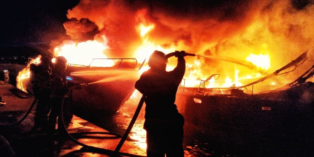 Veliki požar u marini u Medulinu, izgorjelo 20 brodica
