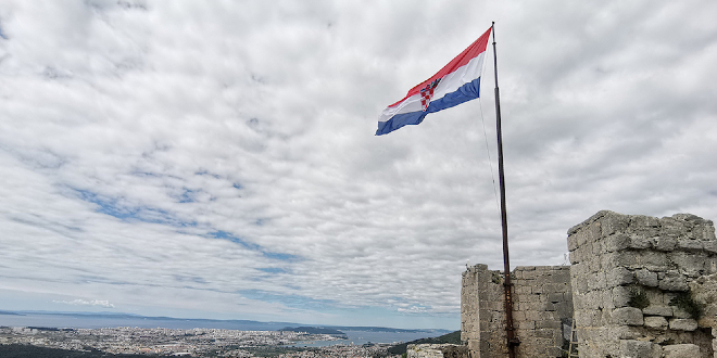 DAN DRŽAVNOSTI NA KLISU Podignuta hrvatska zastava na tvrđavi