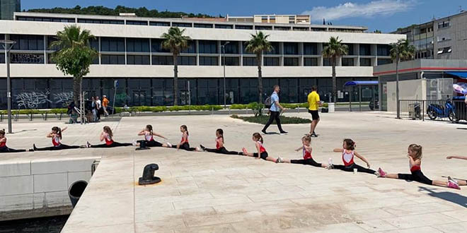 NAJVEĆA ŠPAGA NA SVIJETU Na Zapadnoj obali djeca guštala u zanimljivoj vještini