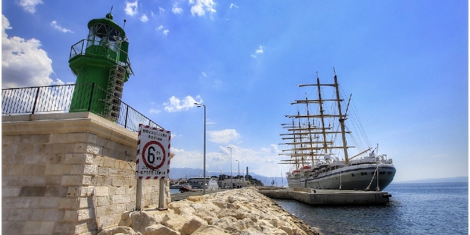 FOTOGALERIJA: Najveći jedrenjak s kružnim jedrima na svijetu u splitskoj gradskoj luci