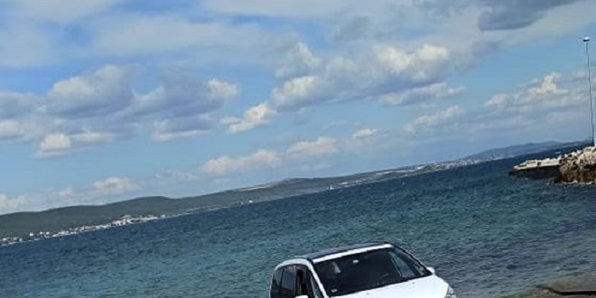SEZONA OTVORENA Na Pašmanu auto završio u moru: 'Stigli Česi'