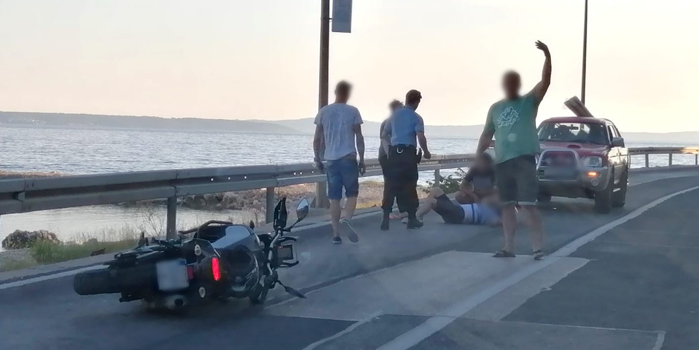 BAJNICE Motociklist sletio s ceste, prevezen je u bolnicu