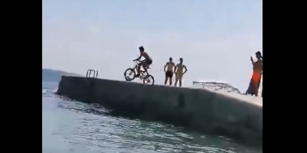 VIDEO: NOVI OLIMPIJSKI SPORT U DALMACIJI Skok biciklom u more