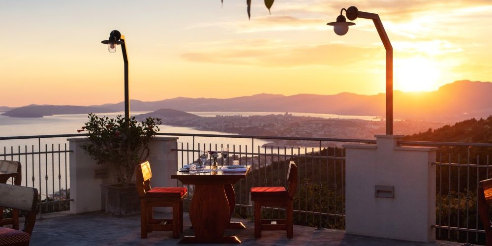 Okusi tradicionalne dalmatinske 'spize' s pogledom na Split koji oduzima dah