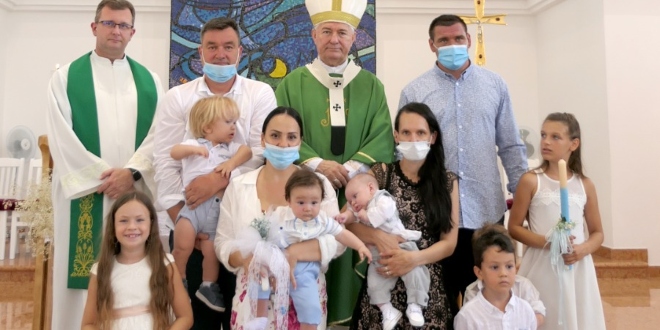 OMIŠ: Krštenje četvrtoga djeteta u obiteljima Krndelj i Čagalj