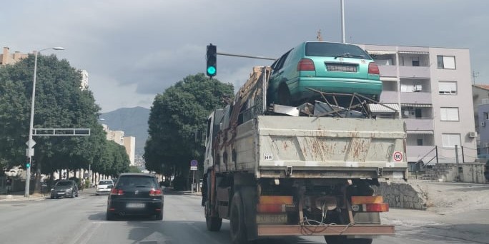 SVIDJET ĆE SE ALFISTIMA U kamionu punom otpada završila i Golf 'trica'