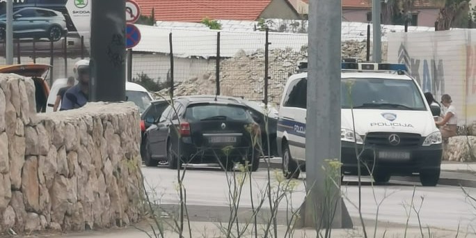 NEOBIČNA PROMETNA NA MEJAŠIMA Automobil sam udario u stup