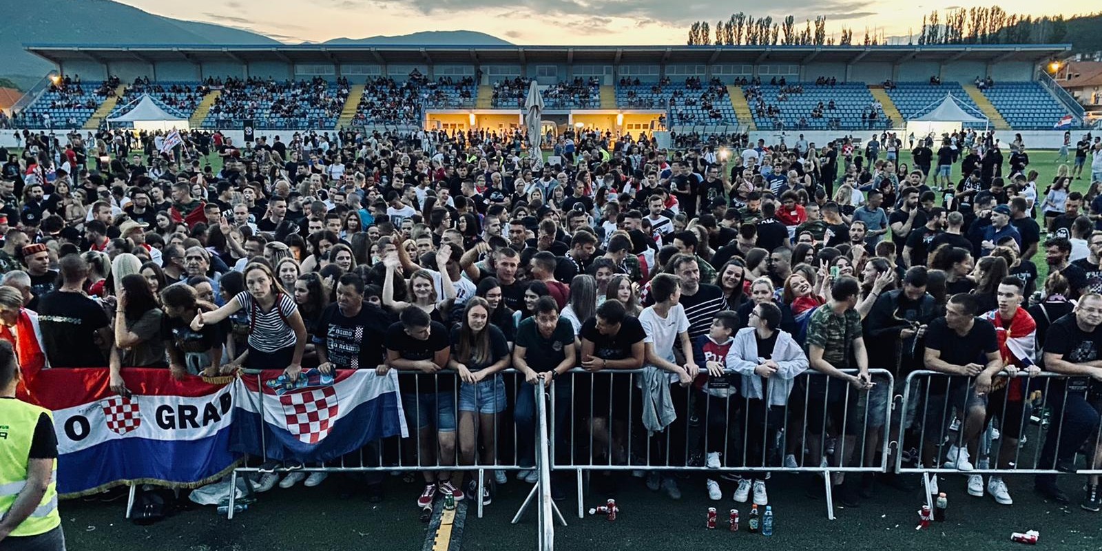FOTO/VIDEO Pogledajte atmosferu u Sinju pred početak Thompsonovog koncerta