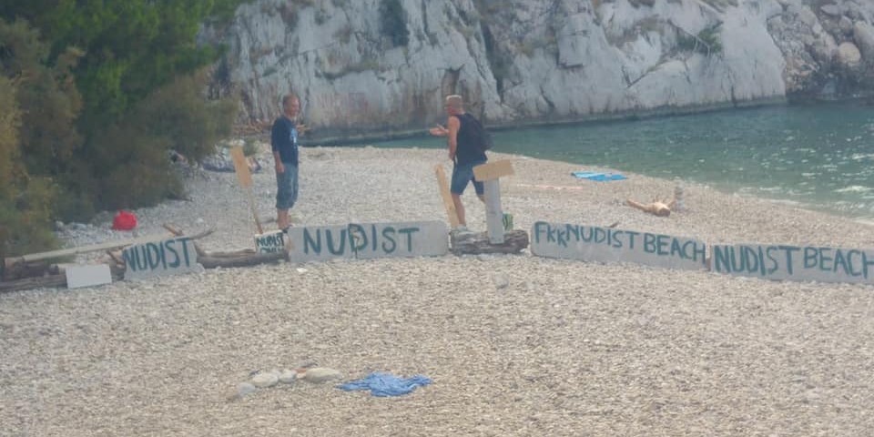 Nudistima u Makarskoj dozlogrdilo i odlučili FKK plažu od 'tekstilaca' ograditi betonskim blokovima