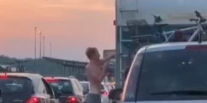 TEŠKO LUDILO NA GRANICI Putnik se nasred ceste - otuširao!