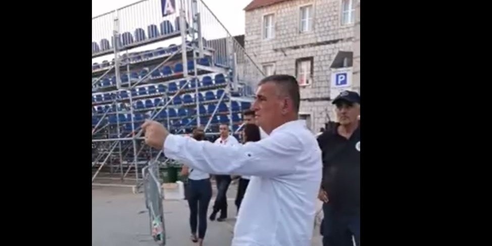 VIDEO Miro Bulj na ulazu u alkarsko trkalište regulira ulazak gledatelja na Baru
