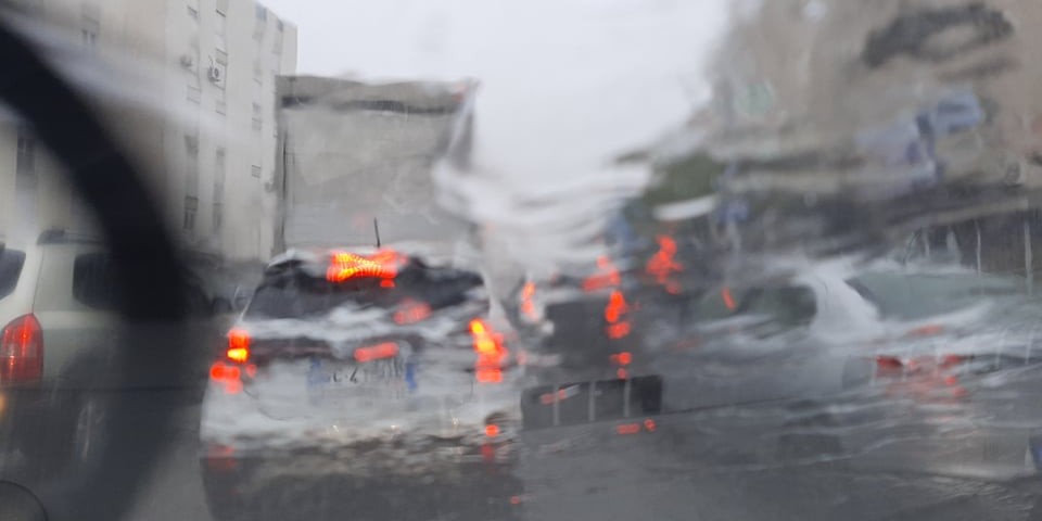 VIDEO: SASTAVILO SE NEBO SA ZEMLJOM Kiša zaustavila promet Poljičkom