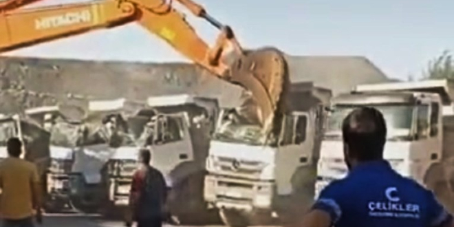VIDEO: Radnik nije dobio plaću, sjeo je u bager i razbio pet kamiona