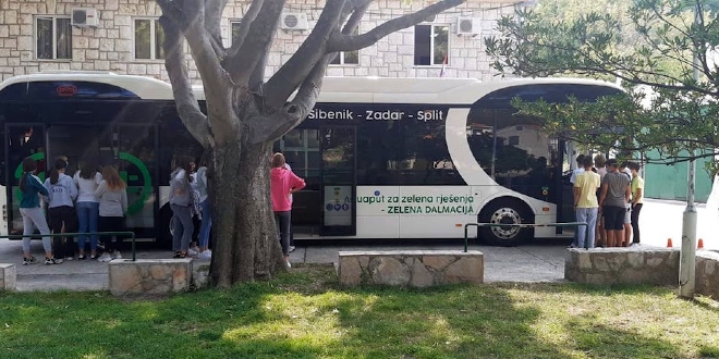 FOTOGALERIJA Gradski električni bus predstavljen u Klisu