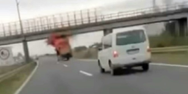 VIDEO Kamion udario u nadvožnjak i po brzoj cesti rasuo teret