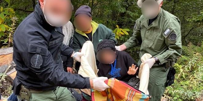 Policija u šumi pronašla dvije obitelji iz Afganistana, među njima bilo ozlijeđeno dijete
