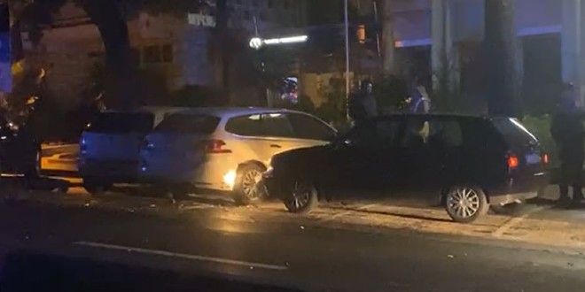 VIDEO Bježao policiji pa se zabio u parkirane automobile