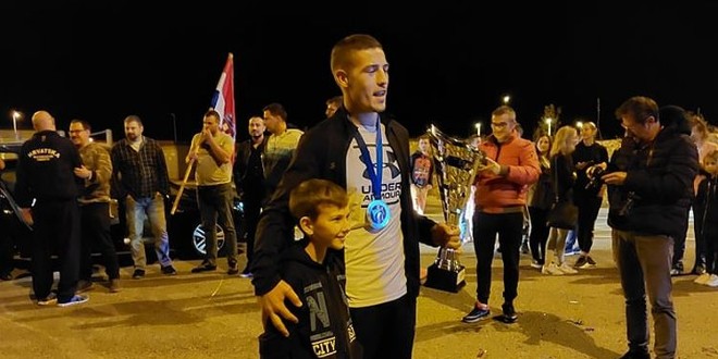 VIDEO Vrgoračani priredili feštu za svog zlatnog kickboxača Nikicu Radonića