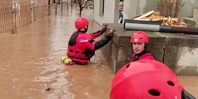 FOTO/VIDEO: DRAMA U SARAJEVU Gradom se plovi u čamcima, ljudi se evakuiraju iz svojih domova