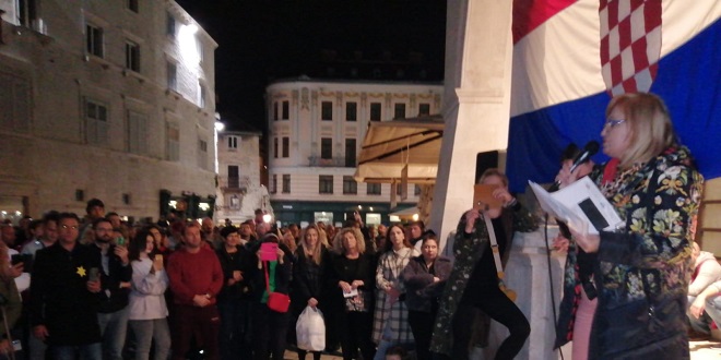 FOTO/VIDEO Prosvjed protiv covid mjera i večeras na Pjaci: 'Ovom teroru treba stati na kraj'