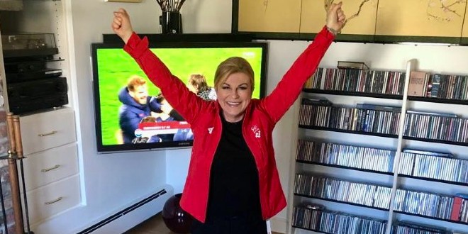KOLINDA NA KOLJENIMA Bivša predsjednica i dalje je najvatrenija navijačica Vatrenih