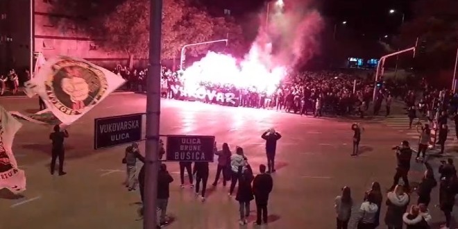 VIDEO Bakljada na raskrižju Vukovarske i Bušićeve: Sve je više ljudi u mimohodu