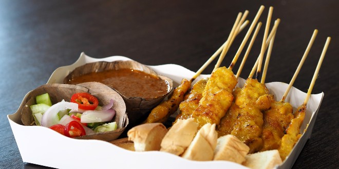 INDONEZIJSKI SPECIJALITET Recept za sočne pileće ražnjiće u finom umaku od kikirikija