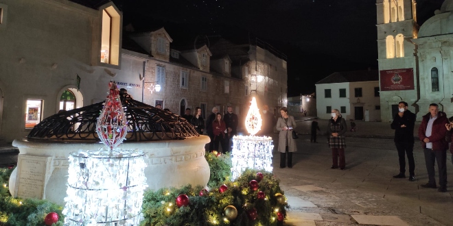 ADVENT U HVARU Nakon prošlogodišnje pauze večeras počinje božićni program uz kućice, koncerte, predstave...