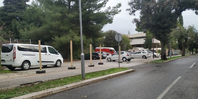 I NEDILJOM SE RADI NA MARJANU Unajmili parcelu od vlasnice iz Zagreba pa stavili ogradu s lancem na gradski teren?!
