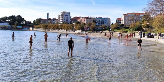FOTO/VIDEO Splićani iskoristili sunčani dan i guštali na Bačvicama