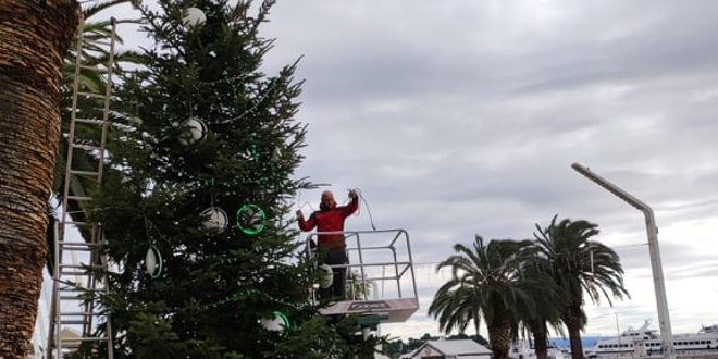 Počelo kićenje jelke na splitskoj Rivi