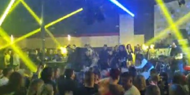VIDEO Miro Bulj u krcatom klubu na koncertu Željka Bebeka, hvale ga protivnici epidemioloških mjera