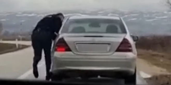 NEVJEROJATAN VIDEO Policajac trčao za pijanim vozačem Mercedesa
