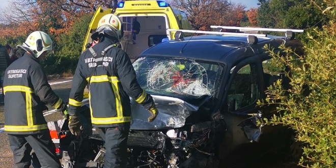 TEŠKA PROMETNA NA BRAČU Sudar dva vozila, pet osoba gliserom prebačeno u splitsku bolnicu