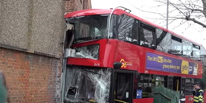 UŽAS U LONDONU Autobus se zabio u trgovinu, 19 ozlijeđenih