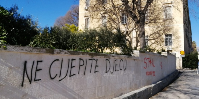 Uhvatili ga dok je pisao antivakserske grafite po zidu kod Nadbiskupskog sjemeništa u Splitu