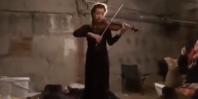 VIDEO Dirljiva snimka mlade Ukrajinke koja u skloništu svira violinu