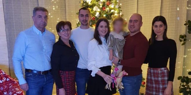 Darko Milinović čestitao Uskrs, objavio obiteljsku sliku u čijoj je pozadini bor