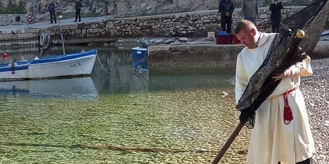 PROCESIJA NA HVARU Trofejni vaterpolist uzeo 17 kg težak križ i nosio ga 25 km za ozdravljenje kćeri Tonke